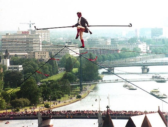 Philippe Petit über dem Main. Ohne Sicherheitsvorkehrungen versteht sich. 