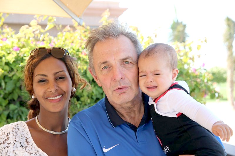 Mit der Legende Charly Körber ließen sich die Bedus auch in Abu Dhabi (2015) gerne photographieren. Hier ist er mit Beduine Hayat und Anna zusammen. Photo: ©Dr. Andreas Gulya