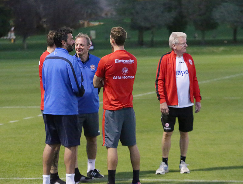 In Abu Dhabi (2015) wurde auch abends gekickt. Charly war natürlich stets dabei. By the way, der Mann mit dem Bart ist eine andere SGE Legende, Oka Nikolov. Photo: ©Birtukan Aman Hussien