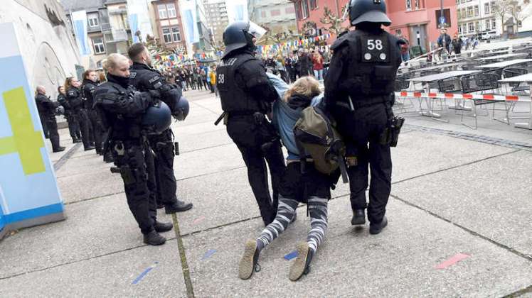 Es bedurfte die Mithilfe der Polizei, um den mehr oder weniger störungsfreien Ablauf der Podiumsdiskussion zu gewährleisten. Photo: © Renate Hoyer