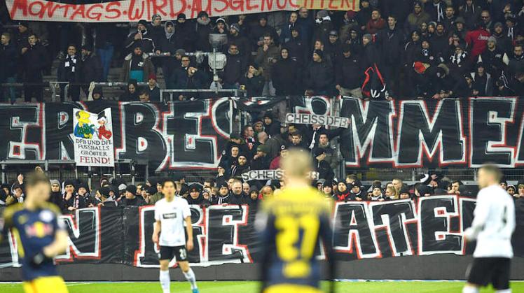 Fan-Protest beim Fußball-Bundesligaspiel Eintracht Frankfurt gegen RB Leipzig wegen der Ansetzung am Montagabend. (Foto: dpa) (19.02.2018 - Foto: Uwe Anspach (dpa)) Bild 4 von 7